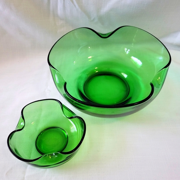 Vintage MCM Chip and Dip Folded Bowls in Avocado Green made by Anchor Hocking - Picture 1 of 9